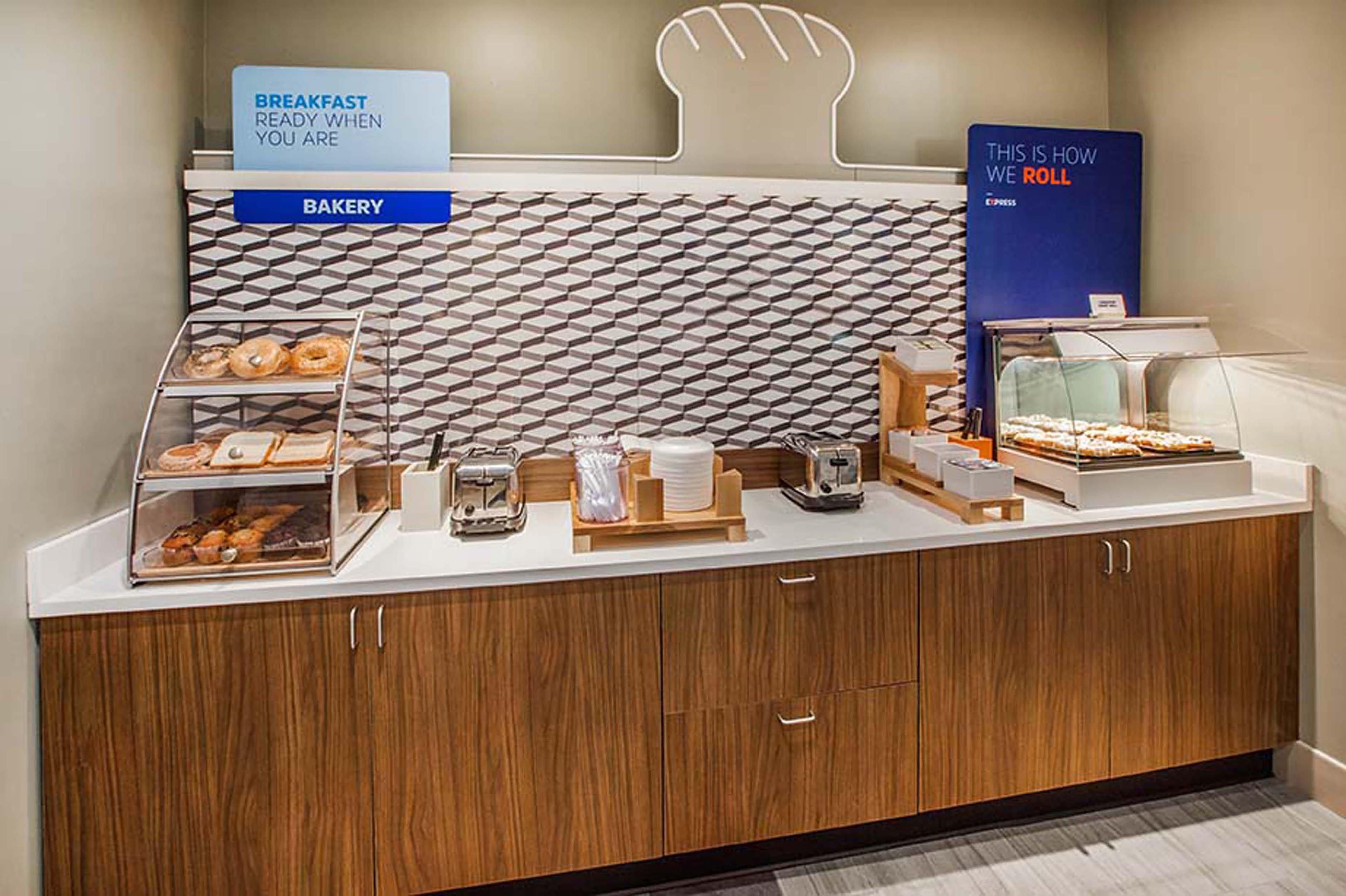 Holiday Inn Express Winnipeg Airport - Polo Park By Ihg Екстер'єр фото