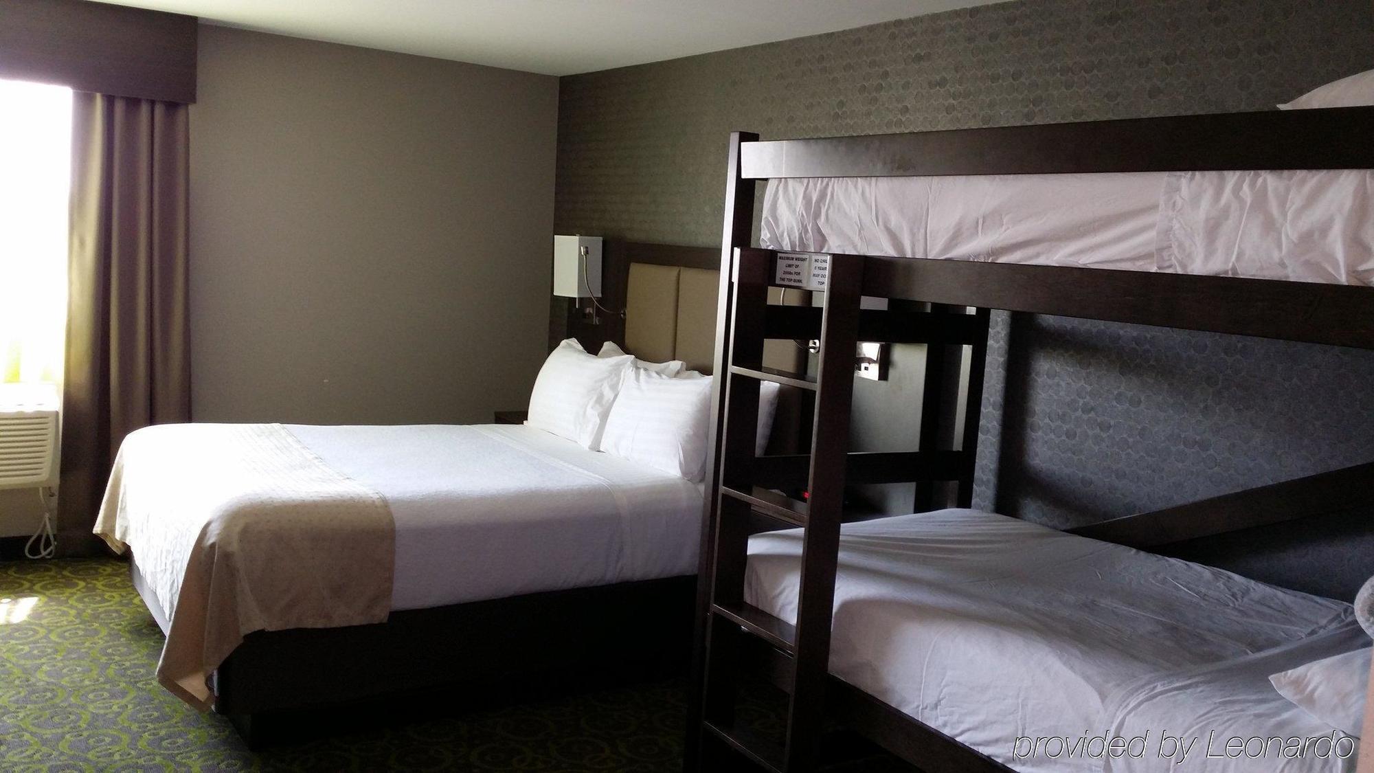 Holiday Inn Express Winnipeg Airport - Polo Park By Ihg Екстер'єр фото