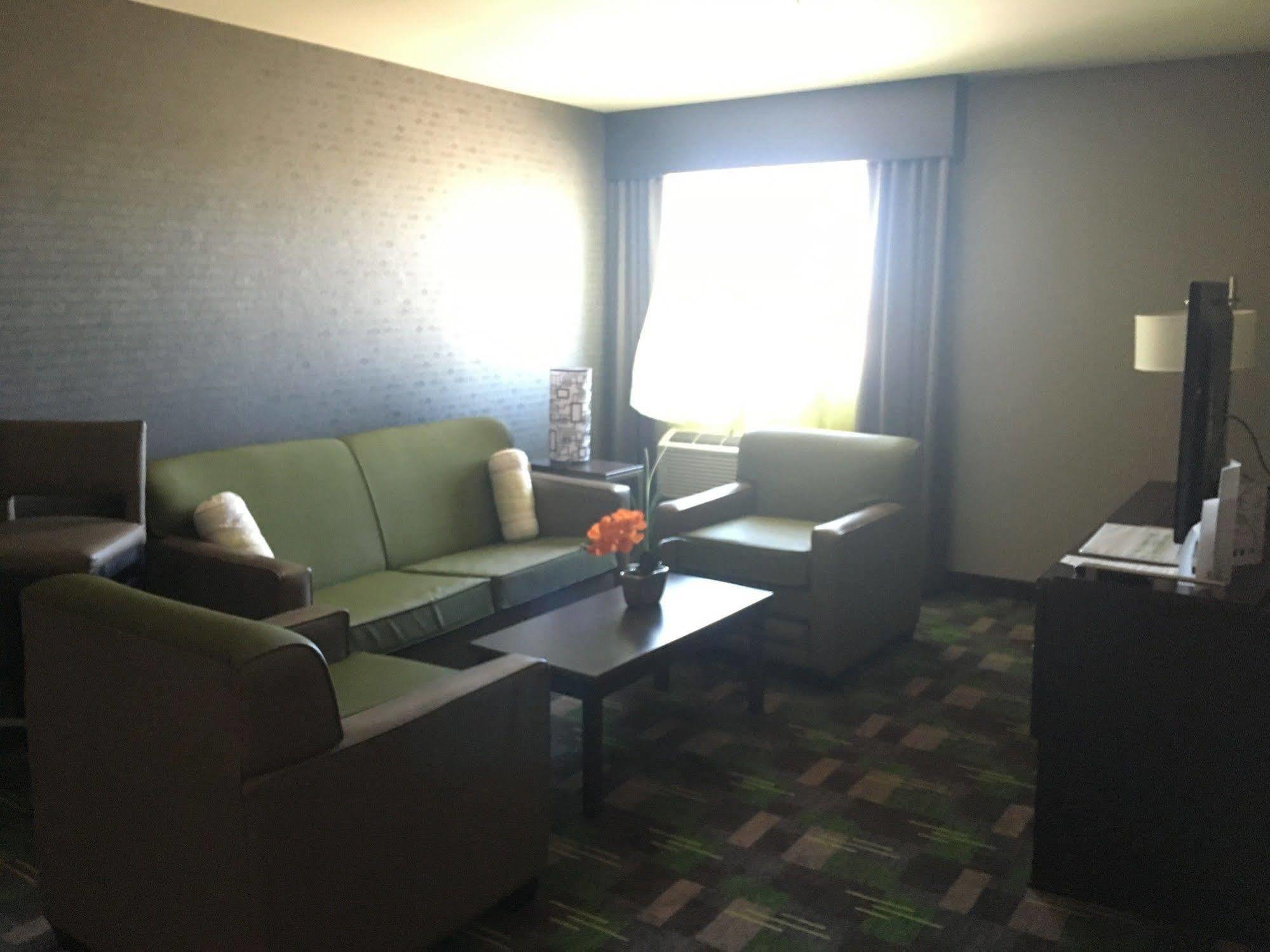 Holiday Inn Express Winnipeg Airport - Polo Park By Ihg Екстер'єр фото
