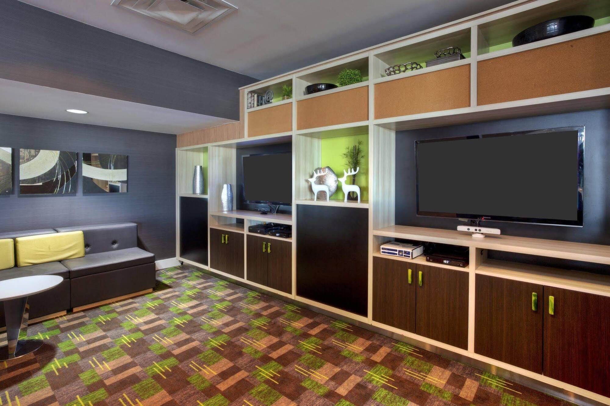 Holiday Inn Express Winnipeg Airport - Polo Park By Ihg Екстер'єр фото
