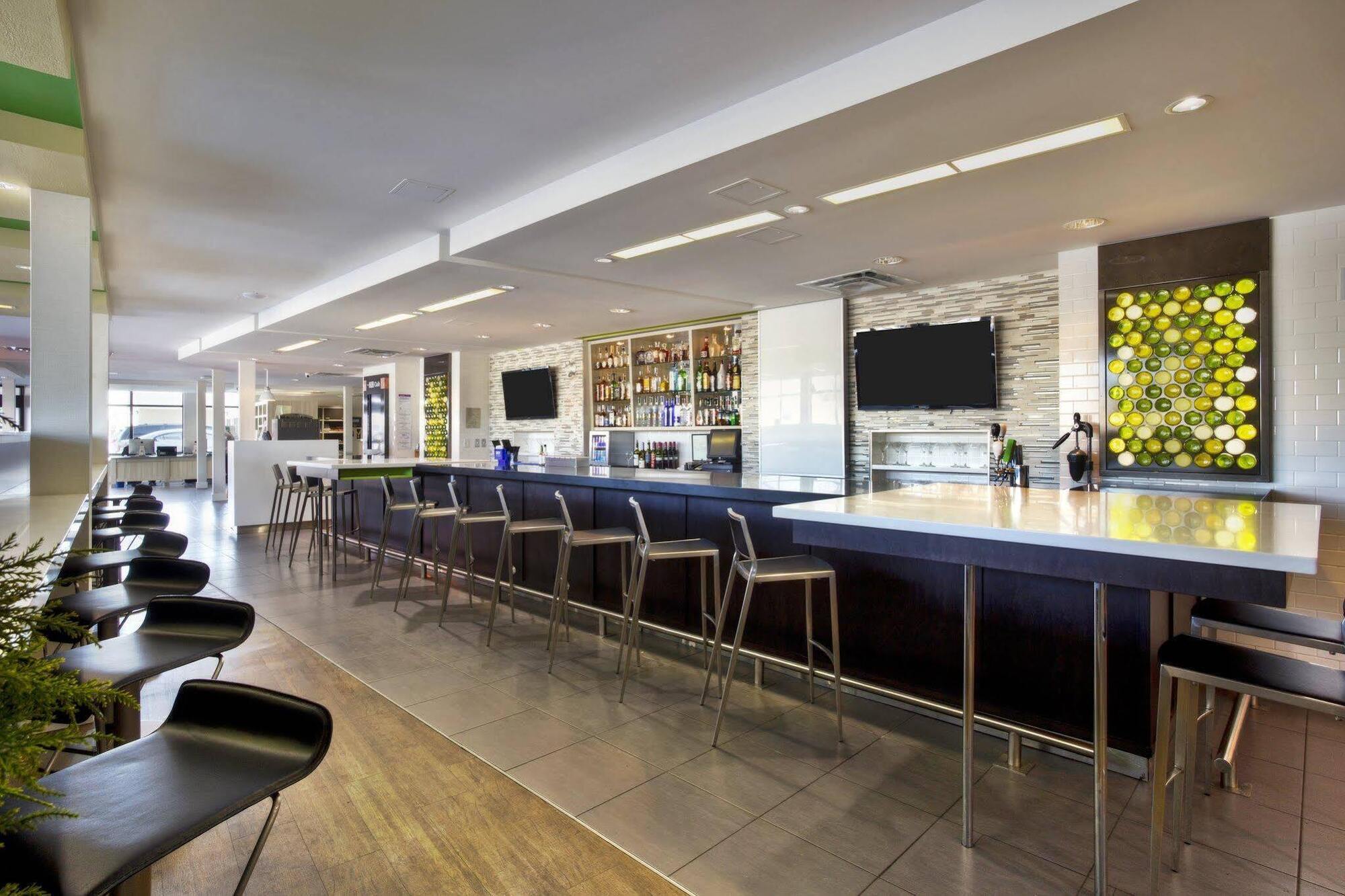 Holiday Inn Express Winnipeg Airport - Polo Park By Ihg Екстер'єр фото