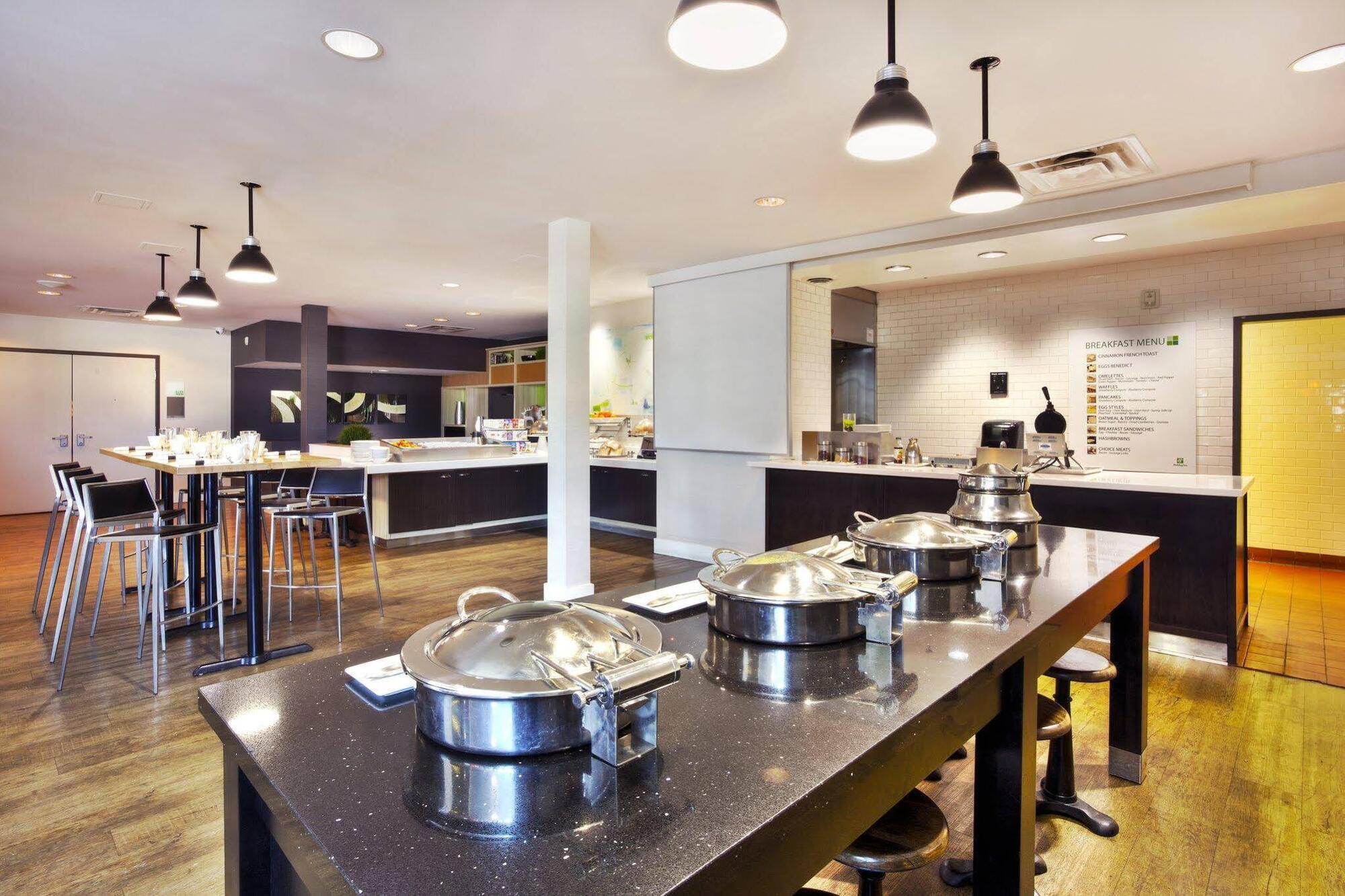 Holiday Inn Express Winnipeg Airport - Polo Park By Ihg Екстер'єр фото